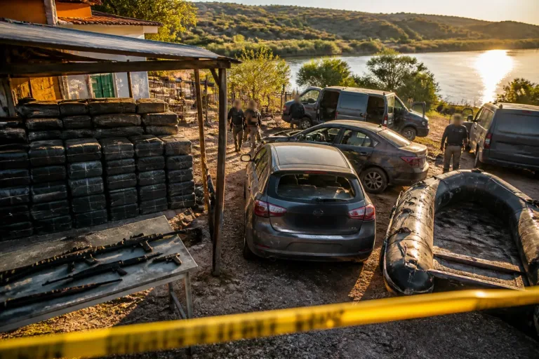 Incautados 2.560 kg de hachís en una finca de Villablanca con armas de guerra y vehículos robados