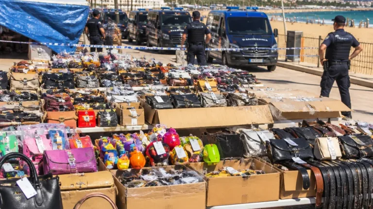 Incautados 5.723 artículos falsos en la Playa de Palma en un operativo policial estival