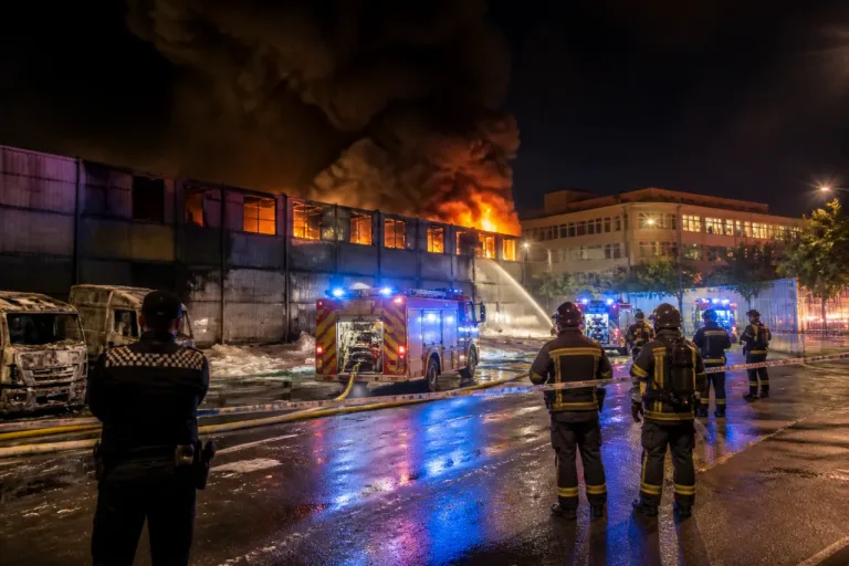 Incendio controlado en una nave de palés pone en alerta a Valladolid