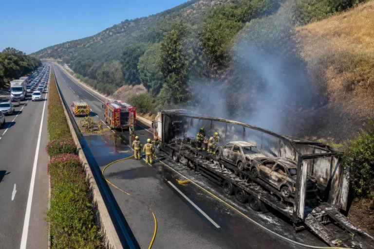 Incendio de un camión en la AP-7 en Estepona obliga a movilizar a bomberos y extinguir las llamas