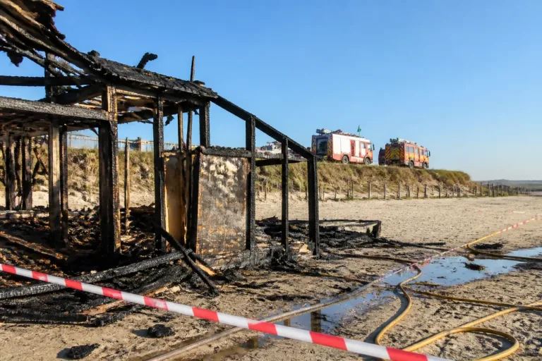 Incendio destruye el chiringuito Pé na Praia en Sanxenxo y alarma a la costa de Pontevedra