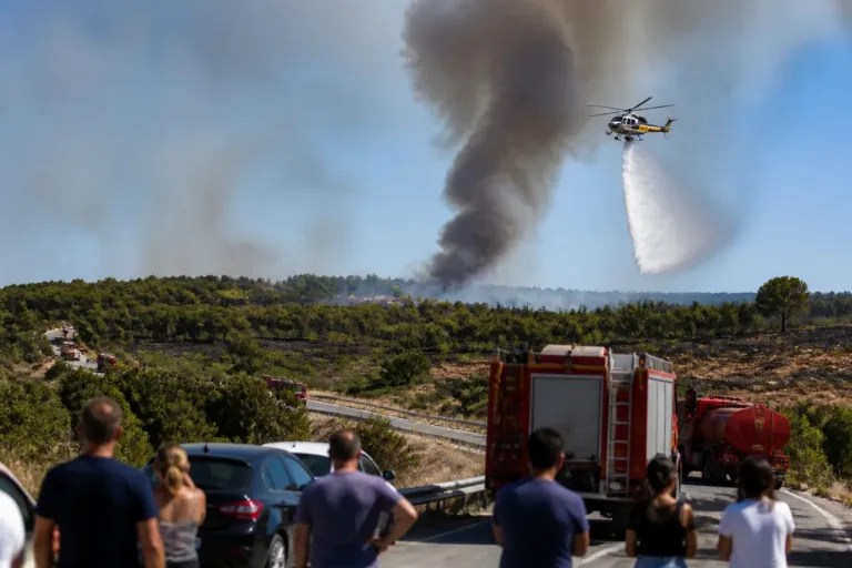 Incendio en Aiguamúrcia obliga a confinar a 1.600 personas y conmociona a la provincia de Tarragona
