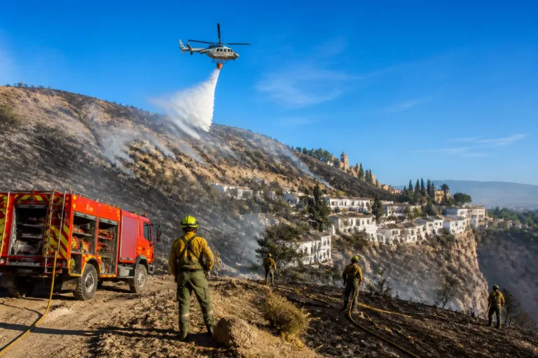 Incendio en el Sacromonte de Granada dado por extinguido tras casi un día de trabajo
