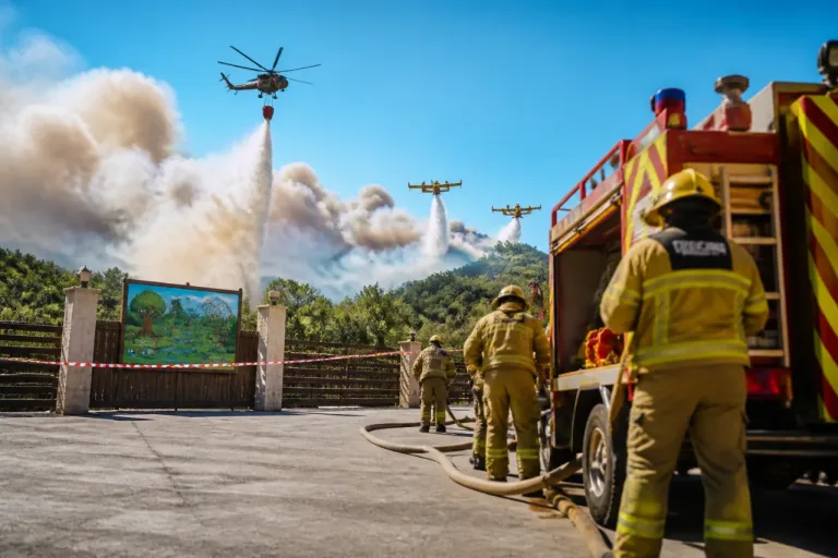 Incendio en Guillena obliga a cerrar Mundo Park y moviliza a los equipos de emergencias en Sevilla