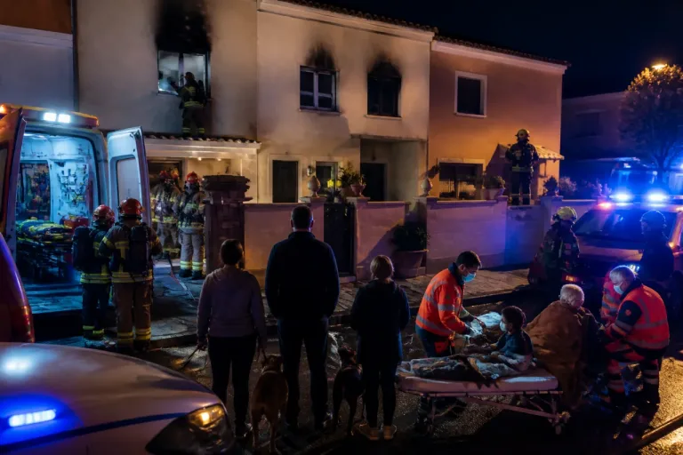 Incendio en Jinámar obliga a rescatar a siete personas y deja cinco atendidos en Telde