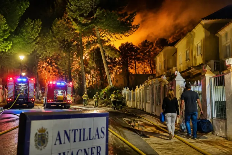 Incendio en Orihuela Costa: fuego junto a viviendas en Villamartín controlado en la noche