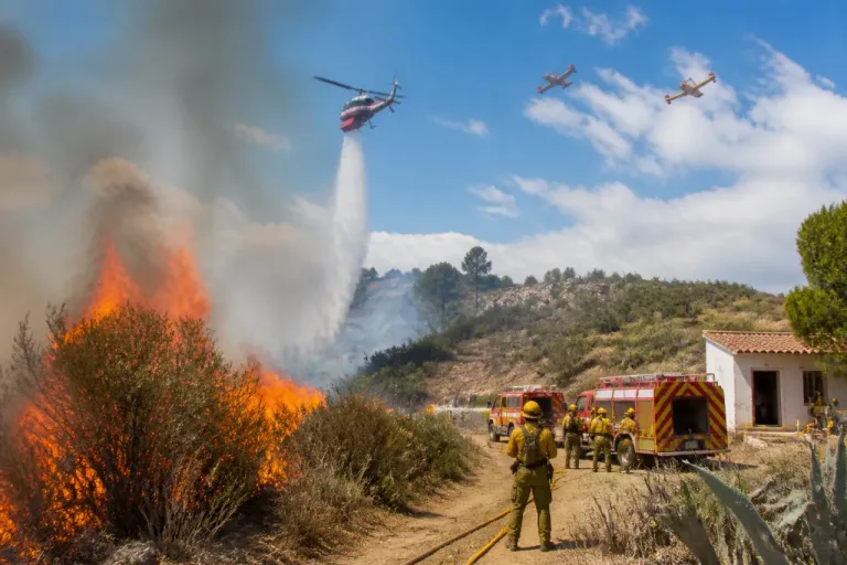 Incendio en Peñíscola obliga a desalojos y moviliza medios terrestres y aéreos