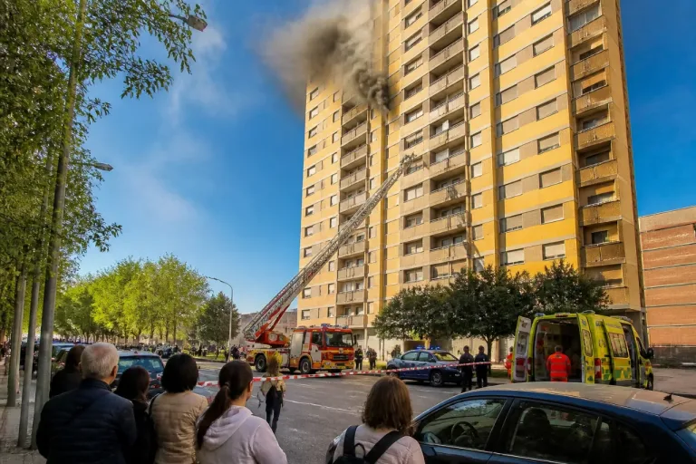 Incendio en un décimo piso obliga a desalojar a vecinos en San Fernando, Badajoz