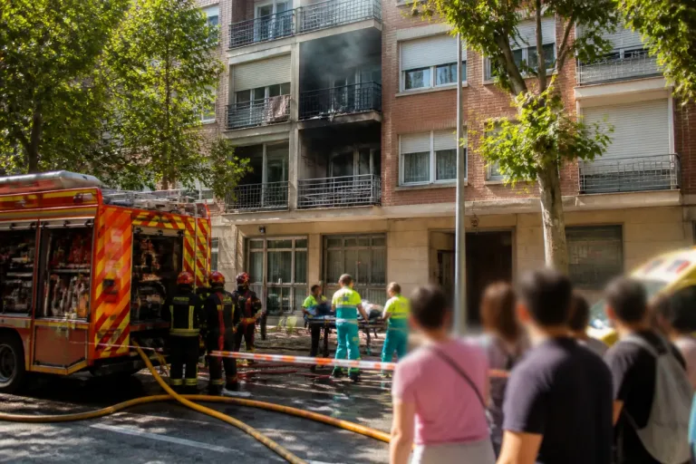 Incendio en una vivienda de León obliga a desalojar un edificio y deja un herido por humo