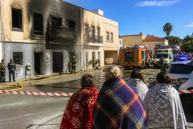 Incendio en vivienda de Roquetas de Mar deja un herido grave y 50 desalojados