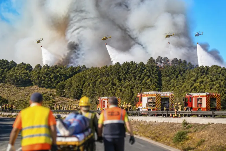 Incendio próximo a Rubí moviliza helicópteros y deja un hombre herido