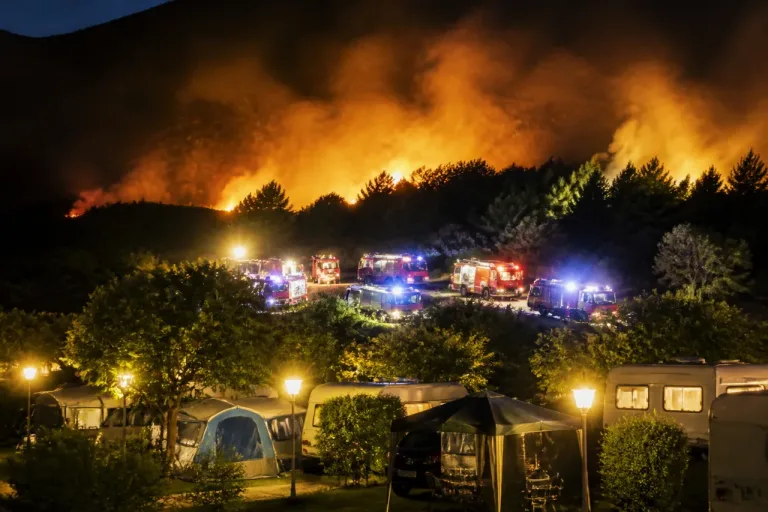 Incendios activos en Ezcaray y Treviana mientras el verano impulsa la ocupación en campings