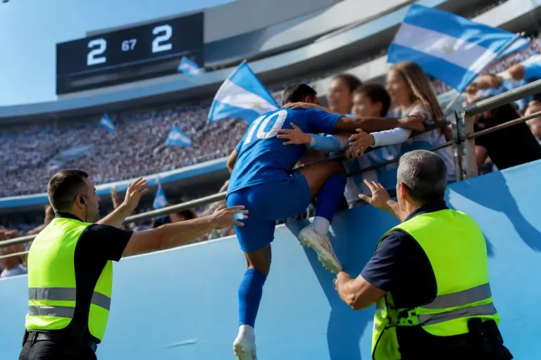 Golazo y carrera a la grada: el insólito festejo de Sidny Cabral ante Argentina
