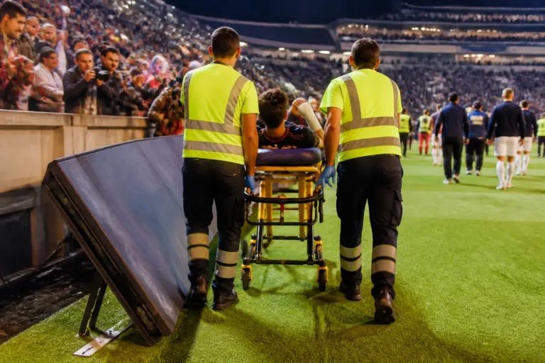 Jugador inglés es retirado en camilla tras festejo del triunfo contra México en el Mundial 2026