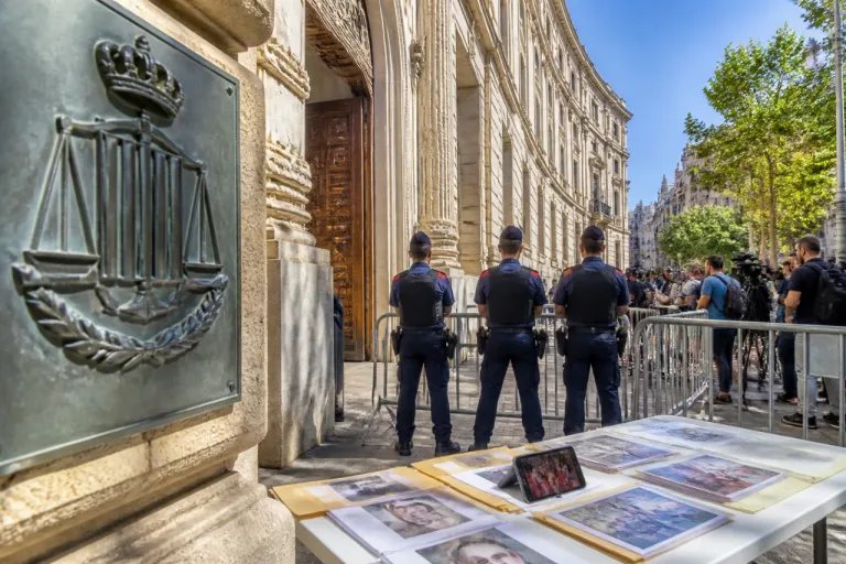 La Audiencia ordena reabrir en Barcelona la causa contra tres mossos por la ayuda a Puigdemont