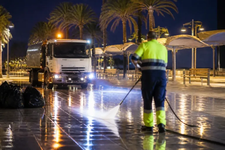 La Ciudad despliega un amplio dispositivo de baldeo e hidrolimpieza para reforzar la limpieza veraniega