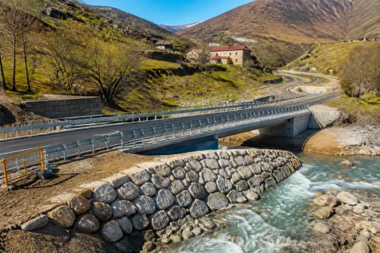 La Diputación invierte 393.298 € en un puente que mejora la seguridad vial entre Villar de Acero y Tejeira