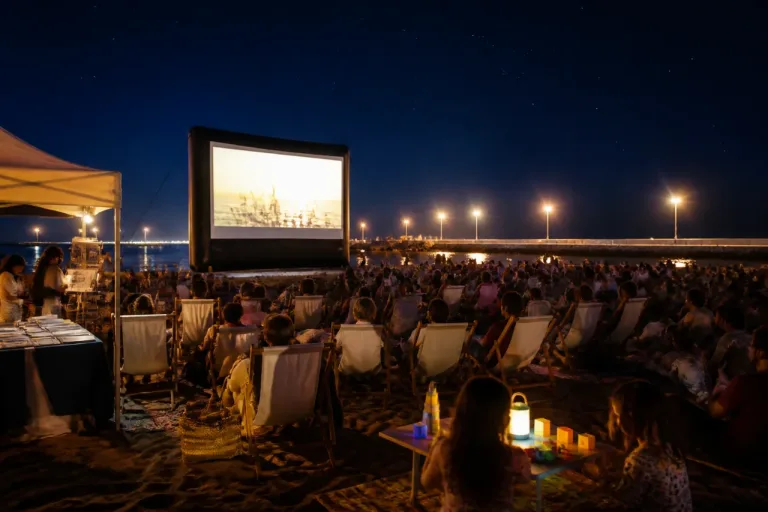 La Diputación llevará 46 proyecciones nocturnas a 23 playas y la playa interior de Playamonte