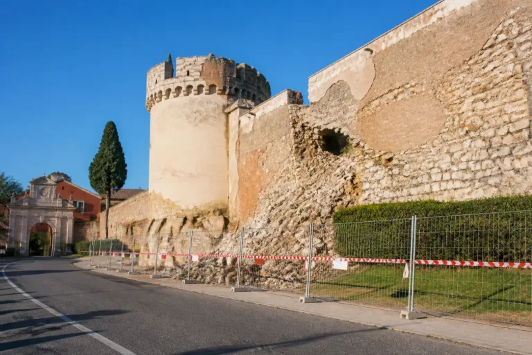 La muralla de Badajoz sigue acordonada casi un año después del derrumbe junto a la Torre de Espantaperros
