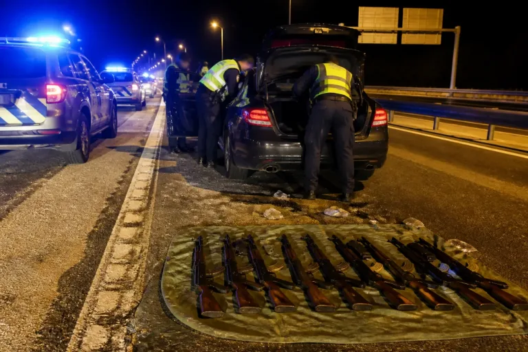 La Policía Nacional intercepta ocho kaláshnikov tras una persecución a alta velocidad en Alicante