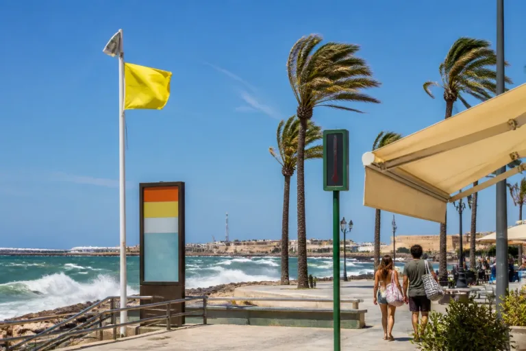 La segunda ola de calor deja aviso amarillo en Cádiz y levante fuerte con rachas muy intensas