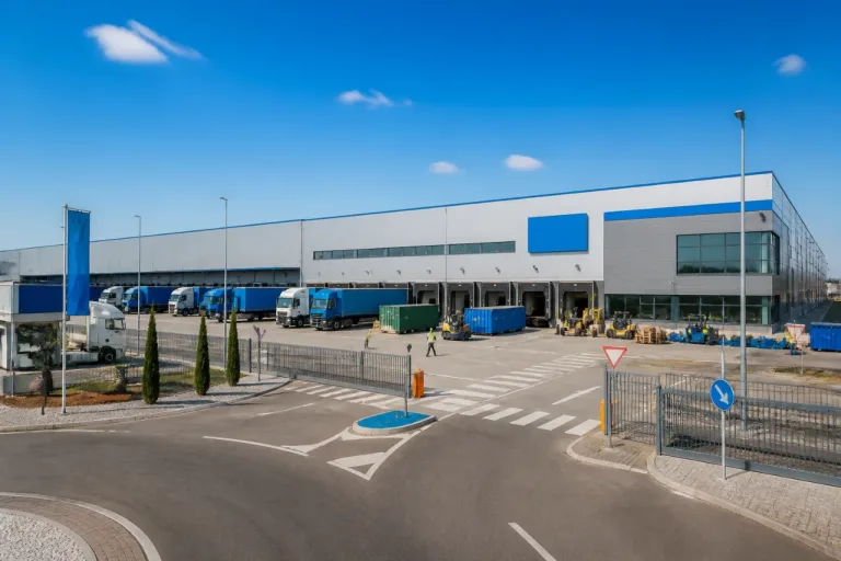 León refuerza su tejido logístico: Día abre en Villadangos una nave que crea más de 200 empleos