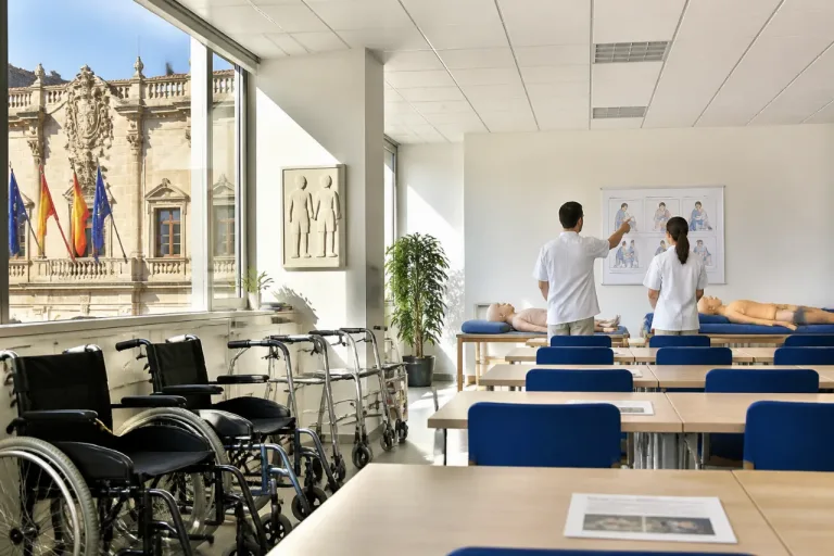 Logroño impulsa 'Logroño cuida', escuela-taller para formar y emplear a cuidadores domiciliarios