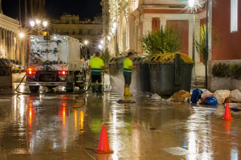 Lorca activa un operativo intenso de limpieza viaria y lavado de contenedores para el verano