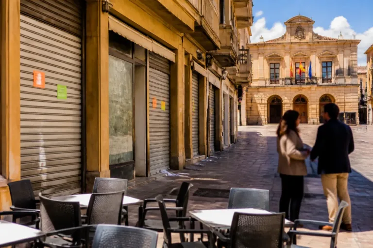 Lorca afronta el cierre de bajos comerciales y estudia cambios urbanísticos para revertirlo