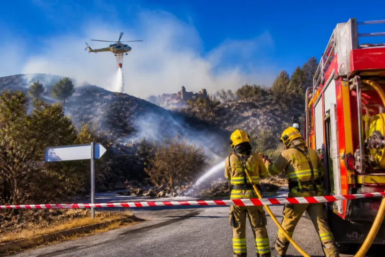 Los Bomberos consolidan avances en Les Gavarres: 2.200 ha quemadas y confinamientos en siete municipios