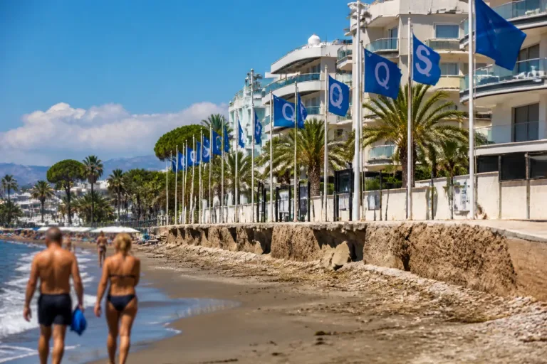Marbella exhibe este verano 46 banderas en su litoral entre distintivos azul, Q y S