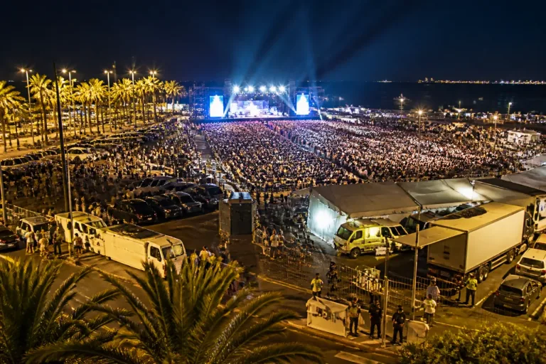Más de 4.000 personas llenan el aparcamiento del Parque Marítimo en el concierto de 'La Reina del Flow'