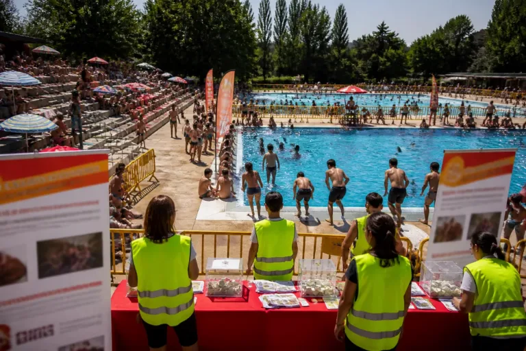 Más de un centenar de piscinas de Lleida participan en el Mulla’t por la esclerosis múltiple