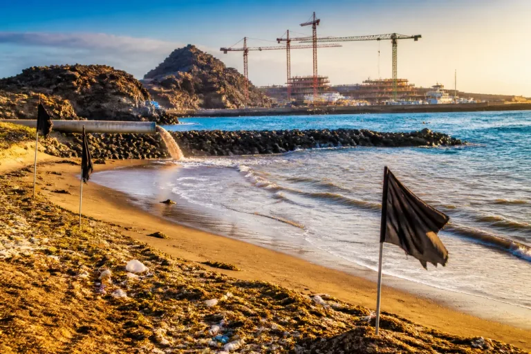 Canarias suma cuatro Banderas Negras en 2026 por contaminación y mala gestión del litoral