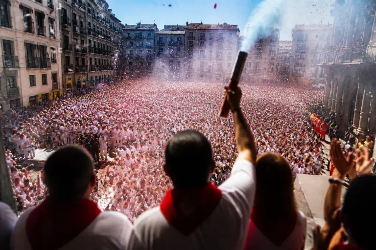 Miles de personas llenan Pamplona en el chupinazo que abre los Sanfermines 2026