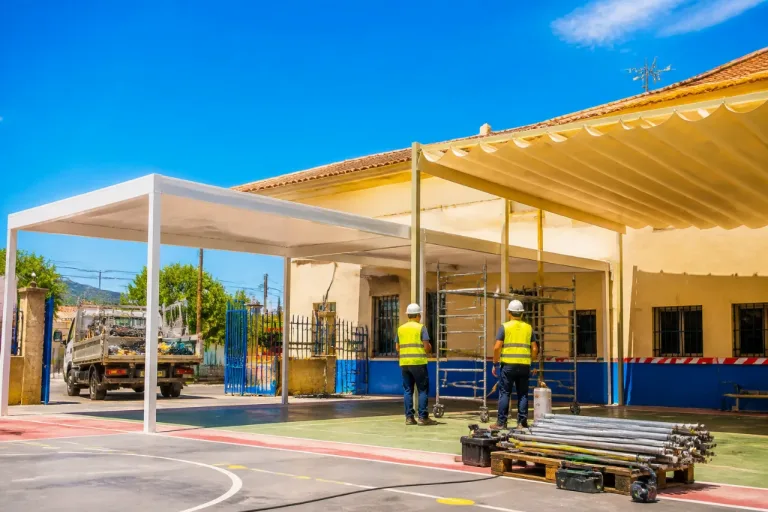 Murcia instala los primeros toldos en colegios para proteger a 820 alumnos antes de septiembre