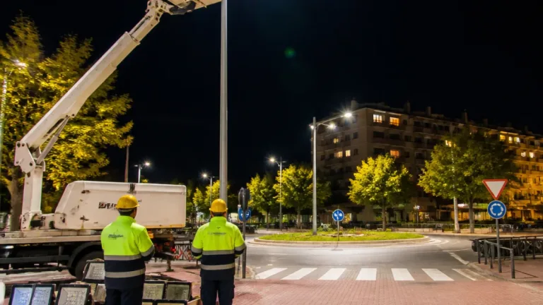 Obras de alumbrado en Orihuela en la plaza Josefina Manresa, un ejemplo sobre seguridad y eficiencia