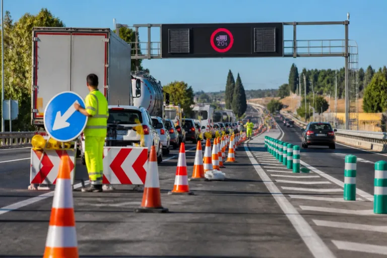 Obras y congestión mantienen cortes y restricciones en varias vías principales de Sevilla