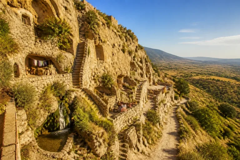 Cívica (Brihuega), la aldea excavada a una hora de Madrid que recuerda a la Capadocia