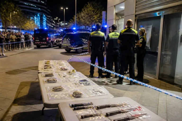 Operativo en estaciones de Terrassa culmina con 16 denuncias por armas y drogas