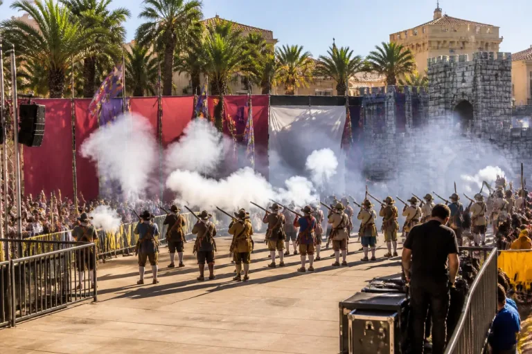Orihuela renueva la Toma del Castillo y traslada la escena a la plaza Ramón Sijé