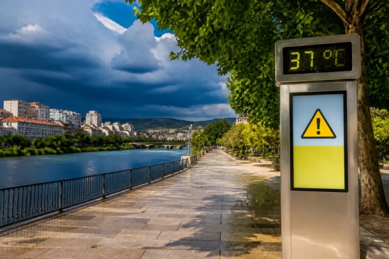 Ourense afronta días de calor intenso con aviso y aumento de tormentas antes del alivio