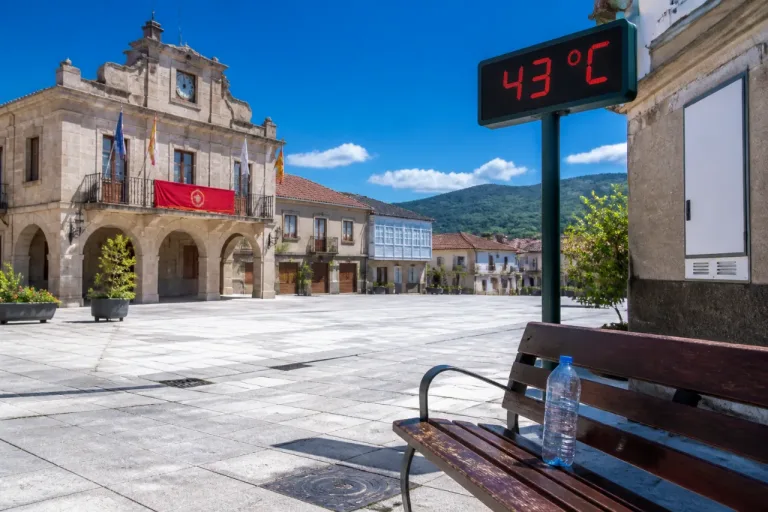 Ourense mantiene la alerta roja por la ola de calor y 46 concellos en riesgo