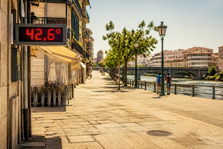 Ourense supera los 42º y MeteoGalicia activa aviso rojo por temperaturas extremas