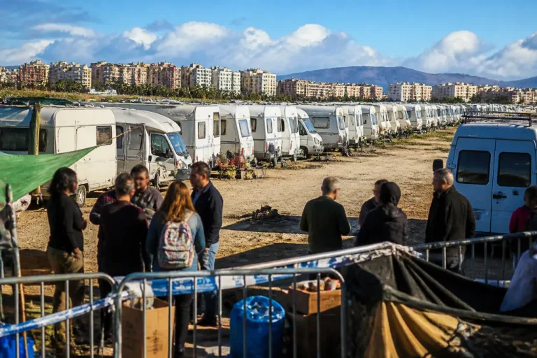 Persisten 140 personas y 60 caravanas en Sacaba Beach, conflicto abierto en Málaga