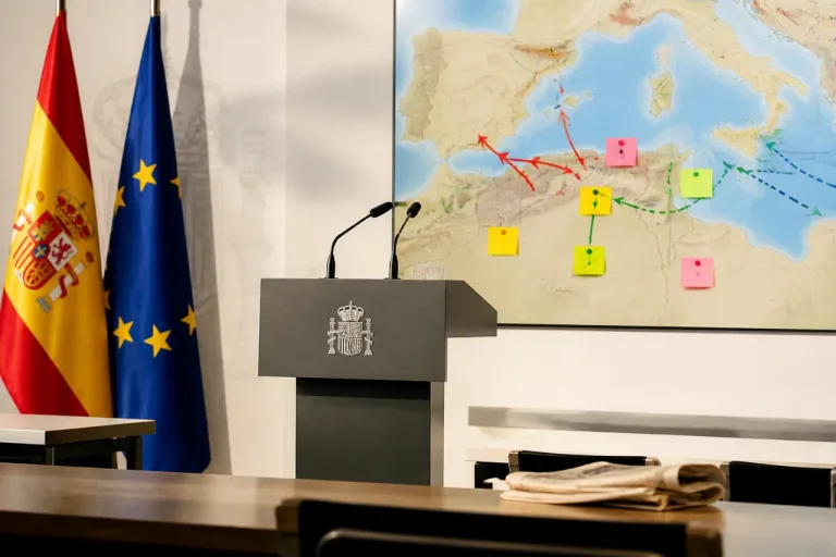 Un artículo en La Razón reaviva el debate sobre la política migratoria del Gobierno
