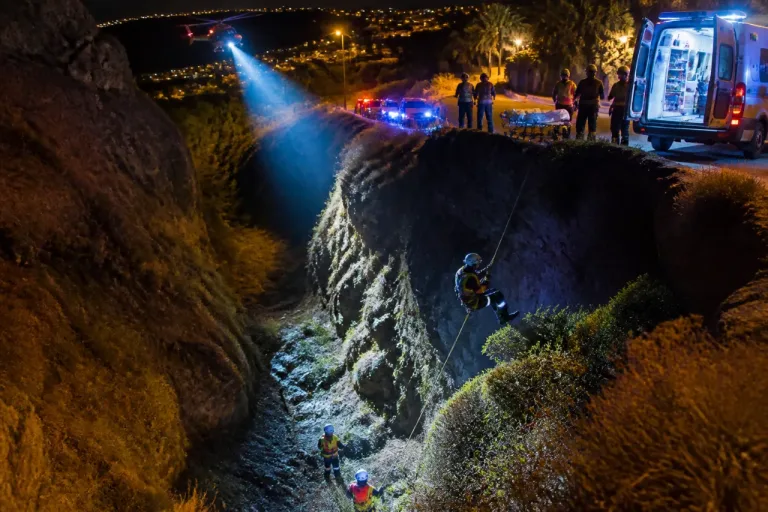 Rescate nocturno en Santa Cruz de Tenerife tras la caída de un hombre por un barranco