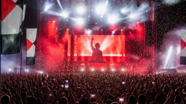 Robbie Williams emociona y domina el Bilbao BBK Live en Kobetamendi