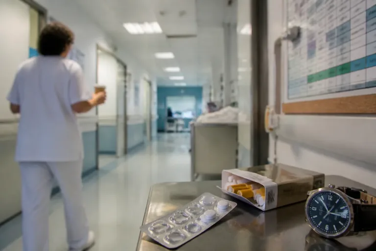 Ritmos laborales alterados: turnos y nocturnidad elevan riesgos para la salud de la plantilla española