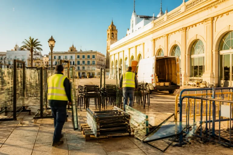 San Fernando recupera los paravientos de la plaza del Rey tras más de un año de polémica